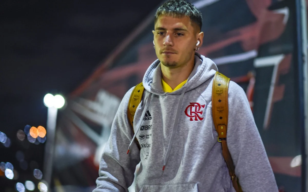 Varela sofre lesão no joelho e vira desfalque no Flamengo