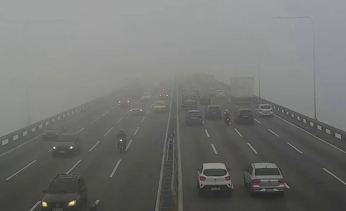 Ponte tem mais uma manhã de neblina