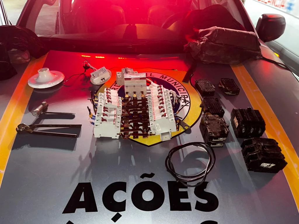 Antigo prédio de jornal é saqueado em Niterói