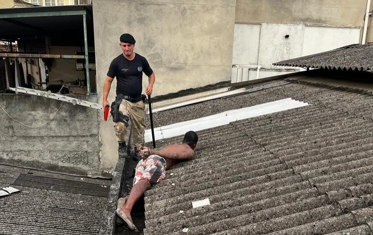 Antigo prédio de jornal é saqueado em Niterói