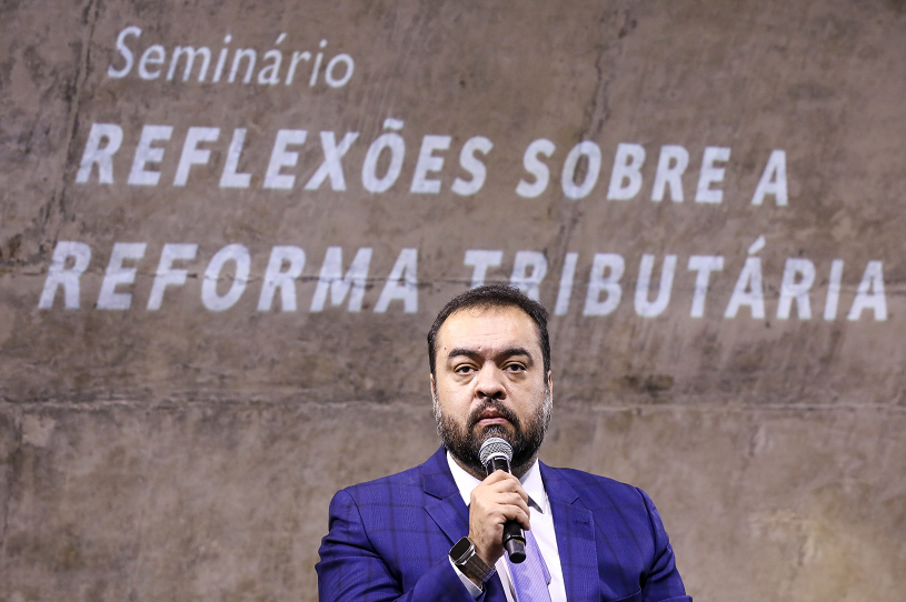 Governador Cláudio Castro defende reflexão mais profunda sobre o pacto federativo e a lei tributária, em seminário promovido pela Fundação Getúlio Vargas (Rafael Campos)