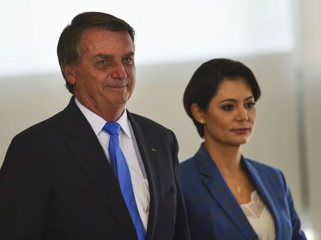 Bolsonaro silencia sobre joias ao depor à PF