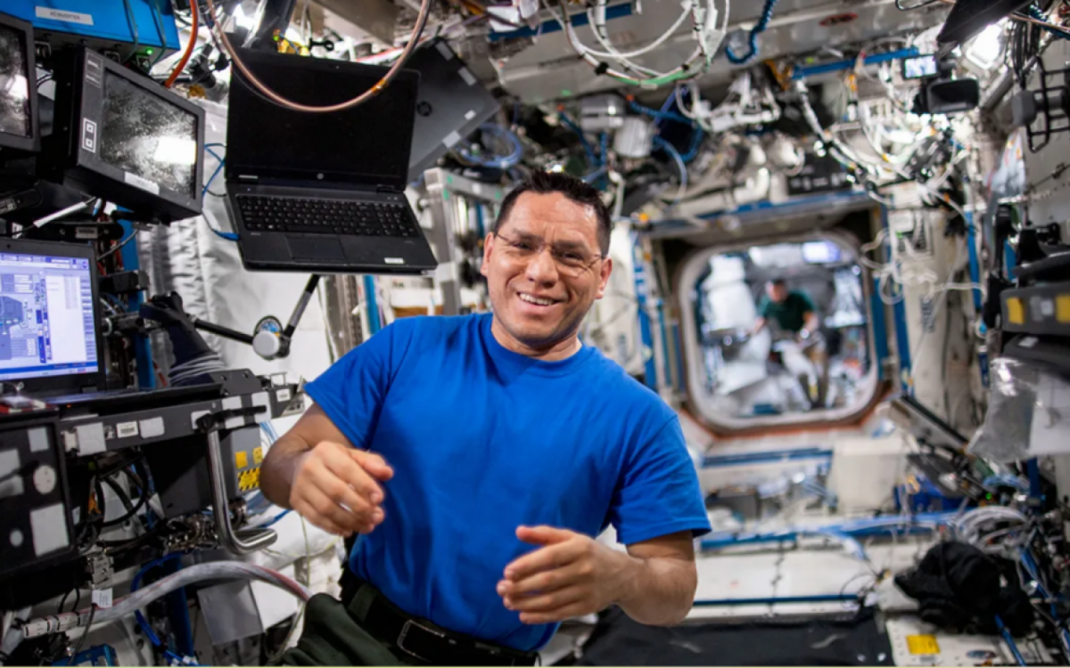 Astronauta Frank Rubio bate recorde de permanência no espaço