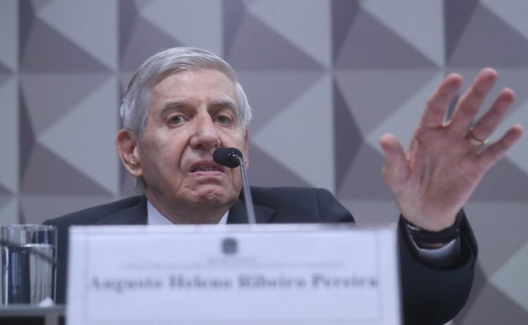 Augusto Heleno carnavaliza delação de Mauro Cid