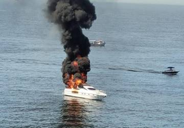 Barco pega fogo na Baía de Guanabara, em Niterói
