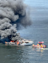 Barco pega fogo em Jurujuba, Zona Sul de Niterói