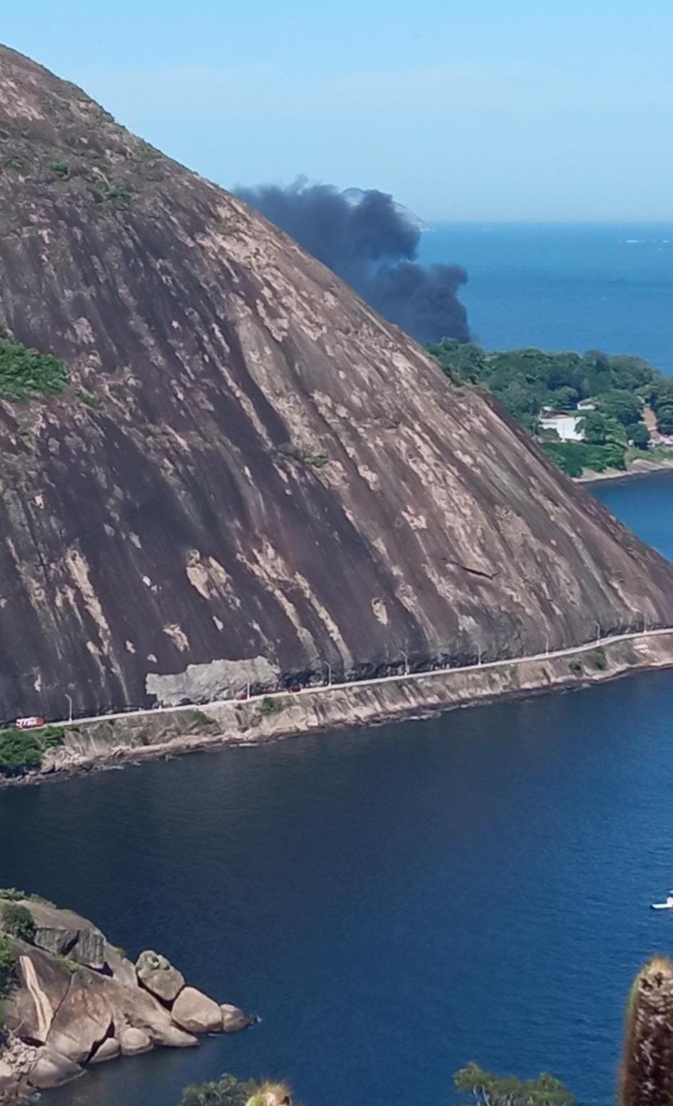 Barco pega fogo na Baía de Guanabara, em Niterói