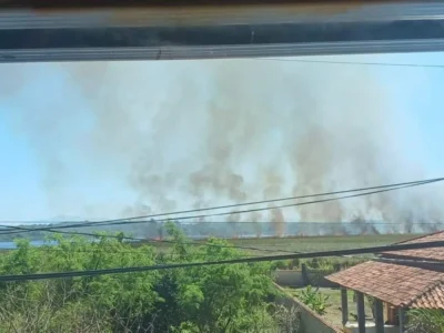 Bombeiros combatem incêndio em área de mata de Saquarema