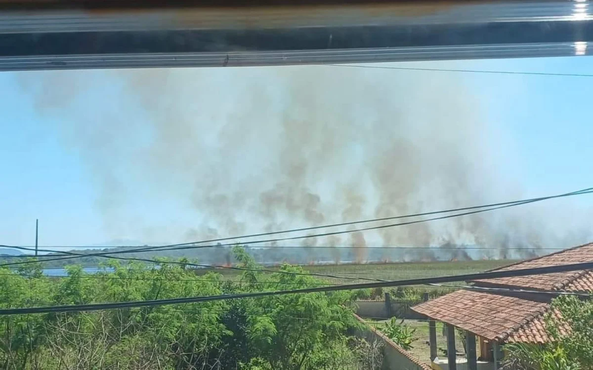 Bombeiros combatem incêndio em área de mata de Saquarema