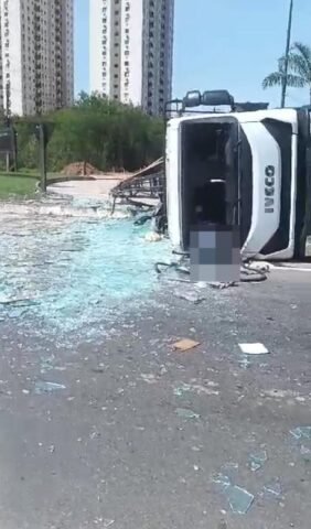 Caminhão carregado de vidros tomba em Campos