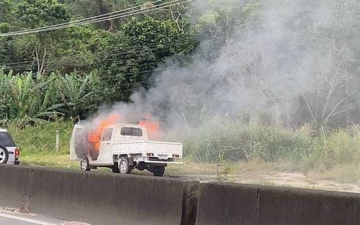 Caminhonete é tomada pelas chamas em Maricá