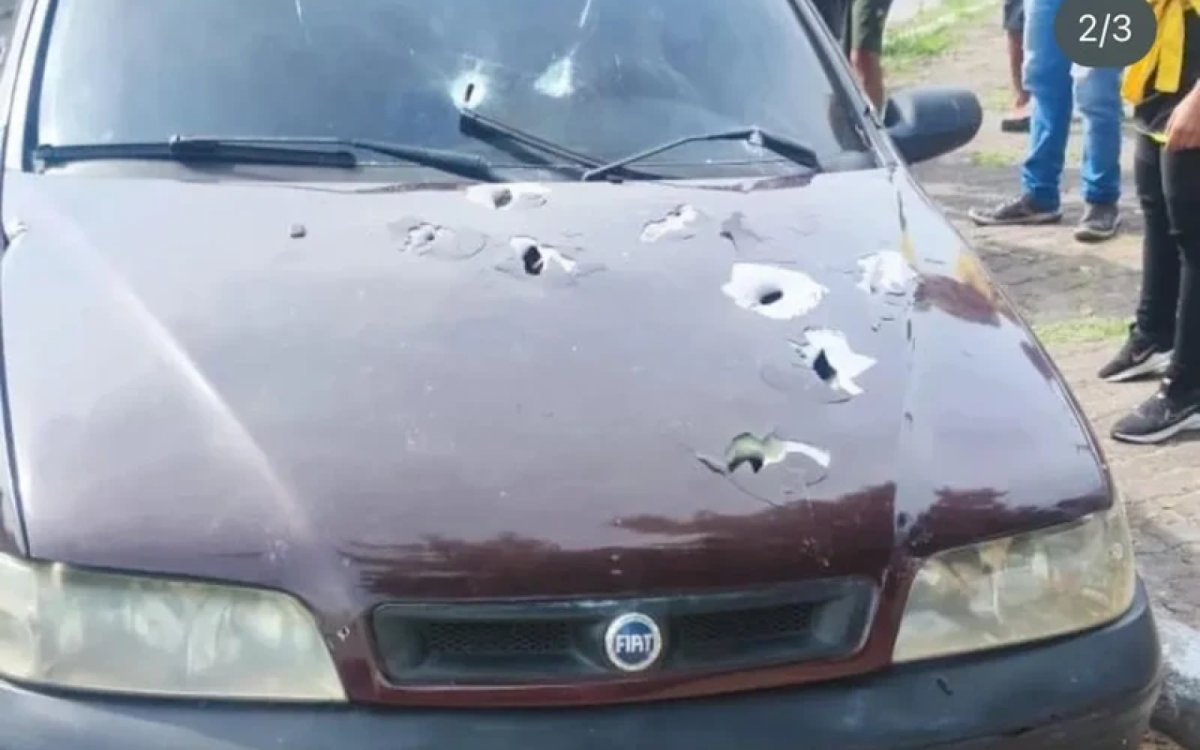 Carro com família é atingido por tiros durante confronto de milicianos