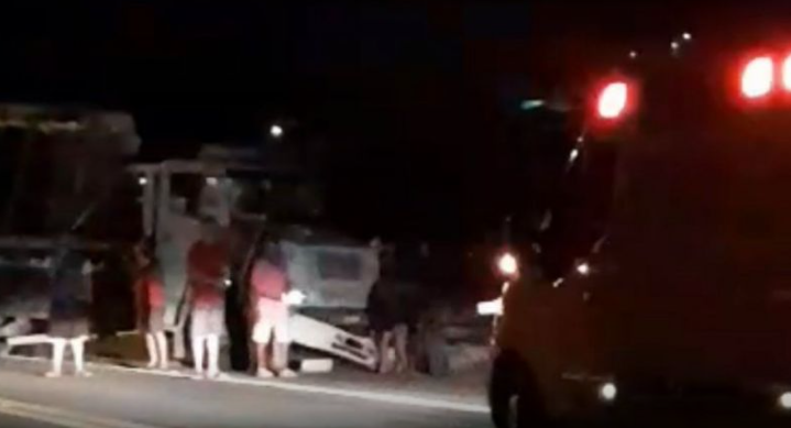 Colisão entre carro e caminhão deixa um ferido grave na BR-101 em Campos