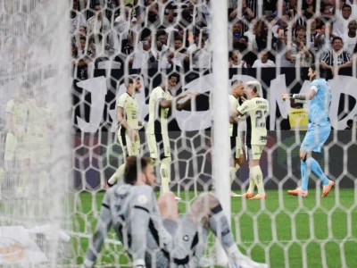 Com um a menos, Botafogo perde para o Corinthians