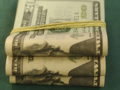 Dólar sobe para R$ 5,04 e fecha no maior valor desde maio