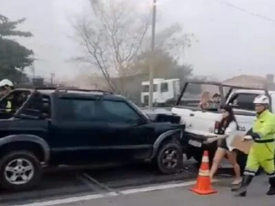 Engavetamento envolve três carros na Niterói-Manilha