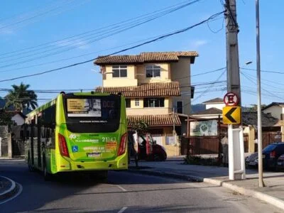 Acidente entre ônibus e carro na RO