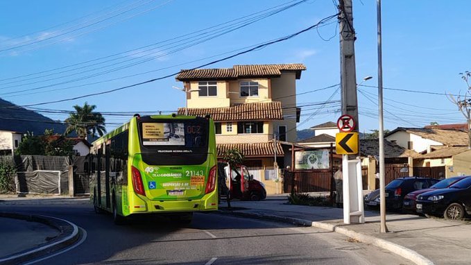 Acidente entre ônibus e carro na RO