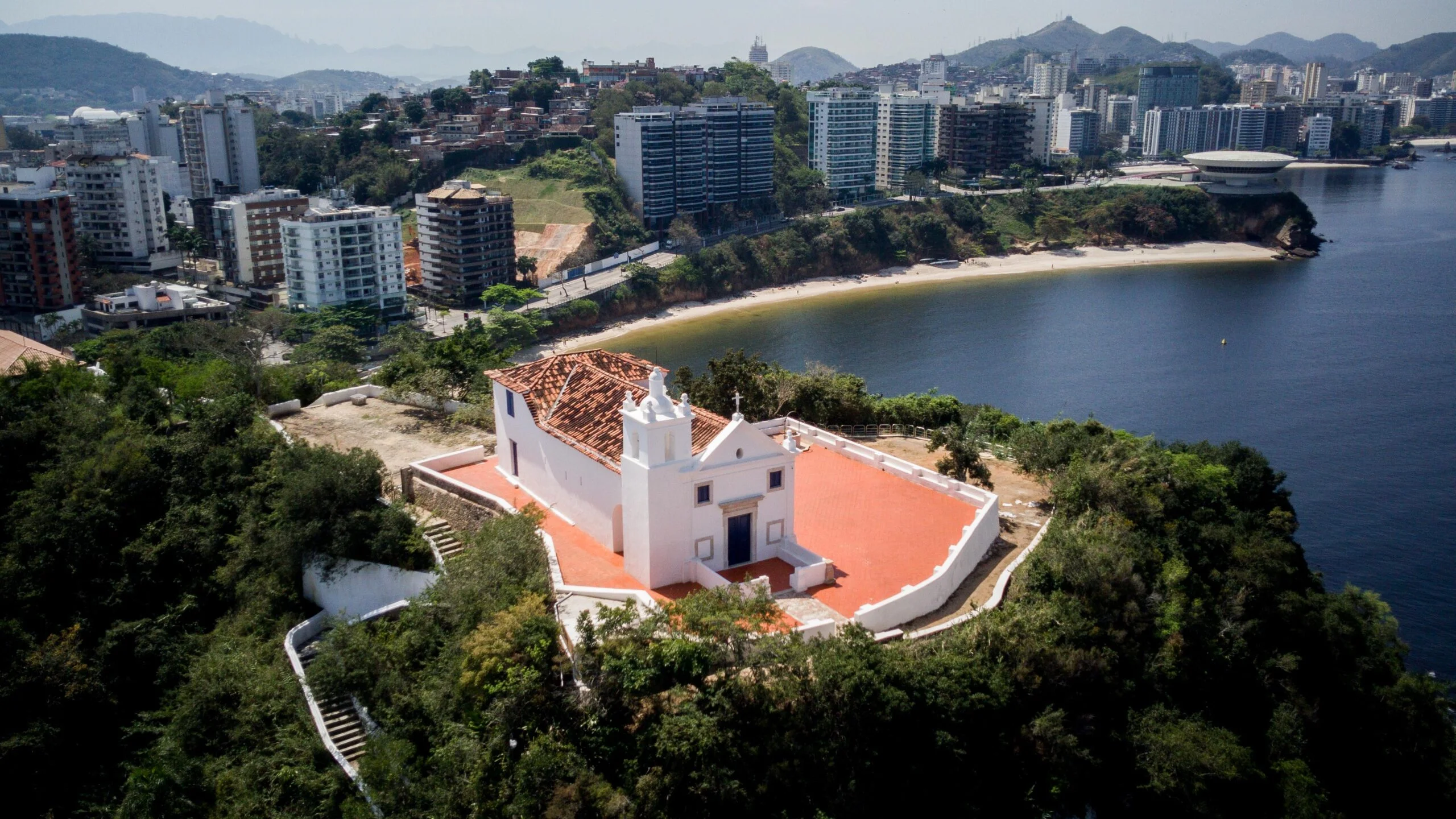 Reportagem do Dia : casa fica ilhada após obras da prefeitura em