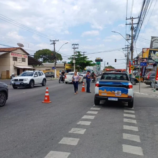 Fio de alta tensão cai e interdita via em Saquarema