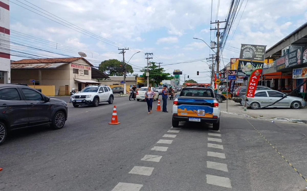 Fio de alta tensão cai e interdita via em Saquarema