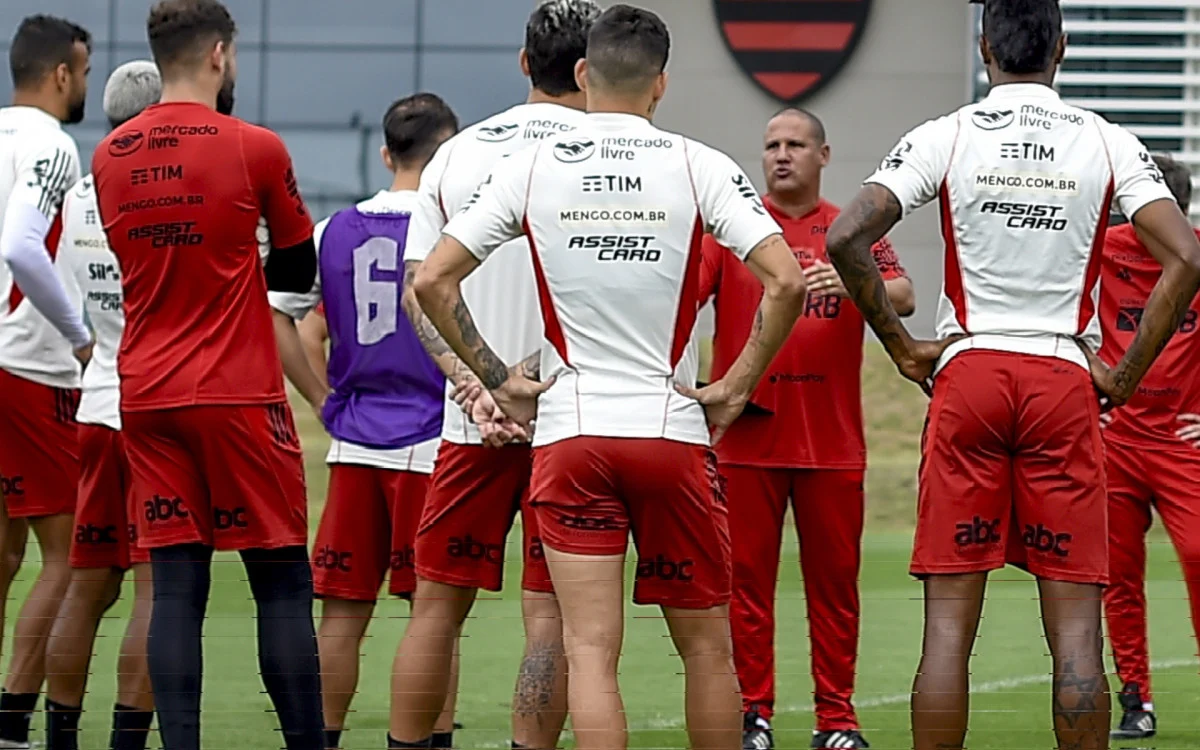 Flamengo treina com interino e Arrascaeta segue fora