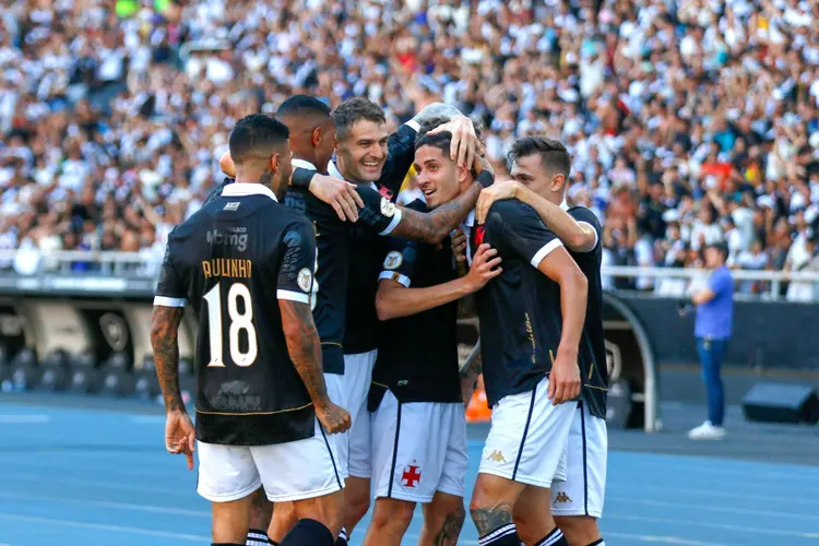 Vasco e Coritiba se enfrentam pelo Brasileirão