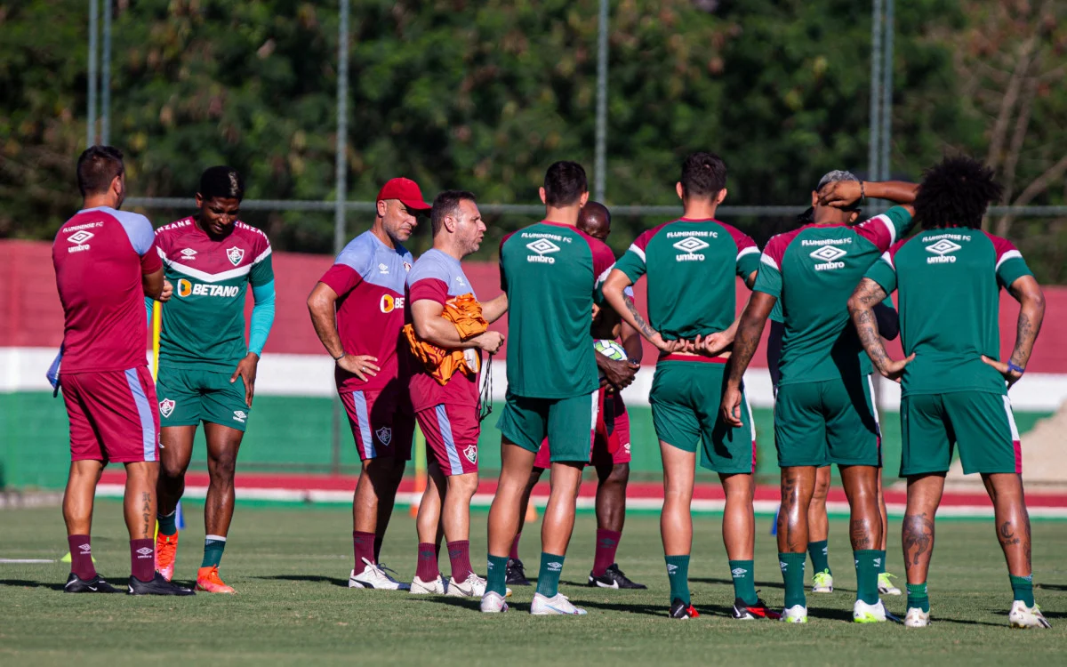 Ganso preocupa e vira dúvida para jogo do Fluminense