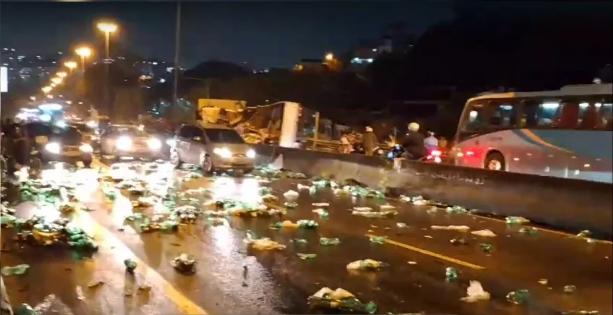 Grave acidente com caminhão fecha RJ-104 e para Alameda