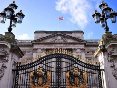 Homem escala muro para invadir estábulos do Palácio de Buckingham