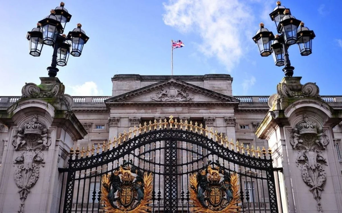 Homem escala muro para invadir estábulos do Palácio de Buckingham