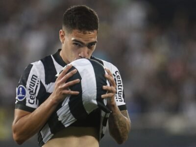 Hugo renova com Botafogo até 2026: 'Feliz e orgulhoso'