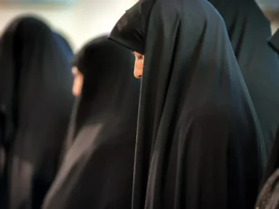 Irã fecha parque aquático por permitir mulheres sem véu em espaço público