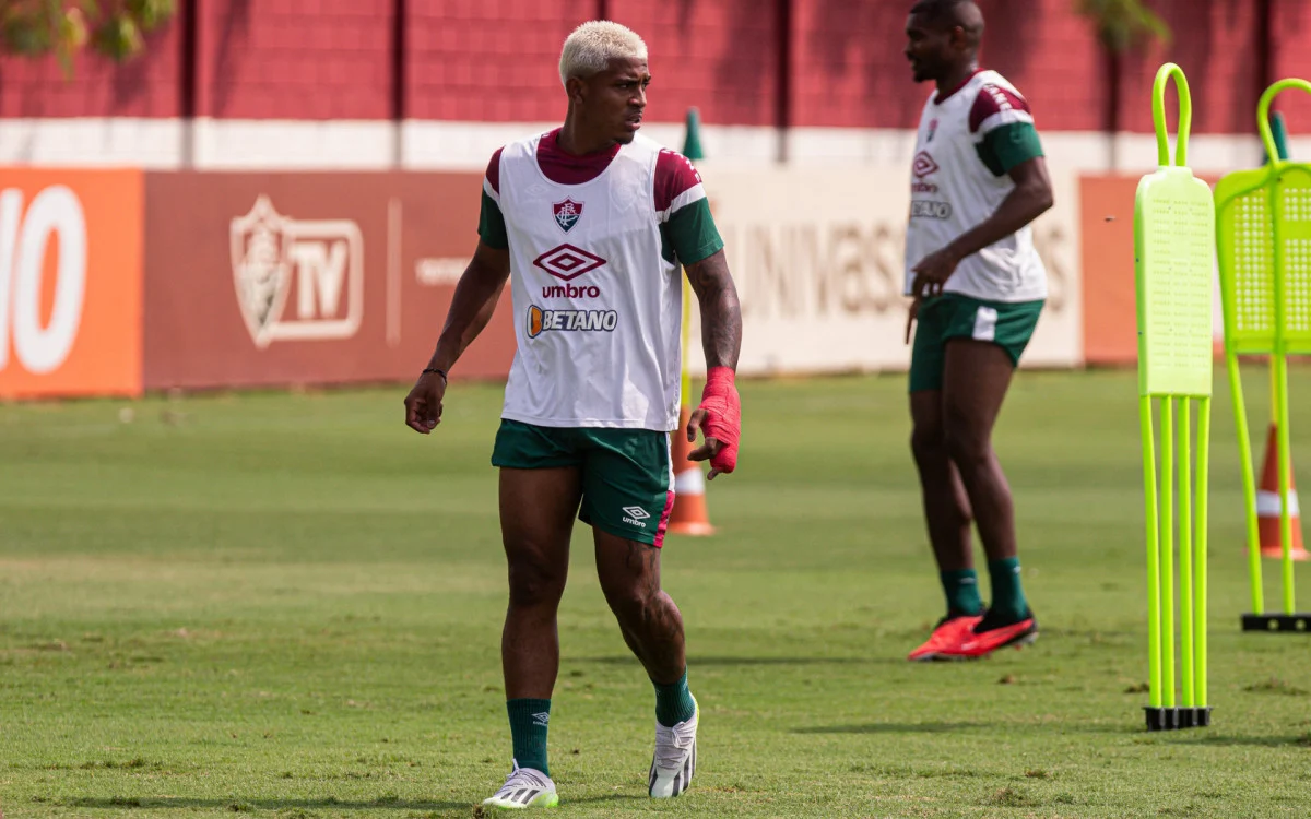 John Kennedy participa de treino do Fluminense com mão enfaixada