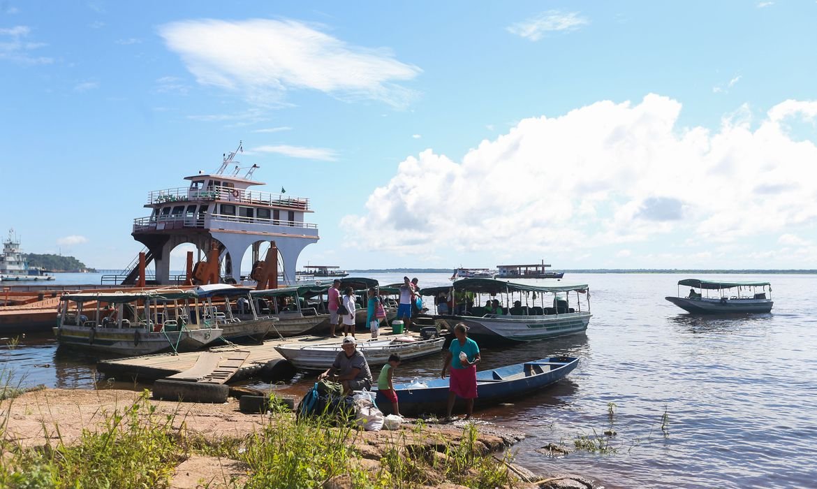 Manaus decreta emergência por causa da seca que afeta o Rio Negro