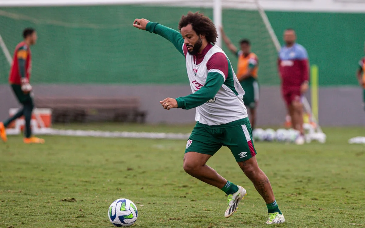 Marcelo retorna de lesão e marca golaço em treino do Fluminense