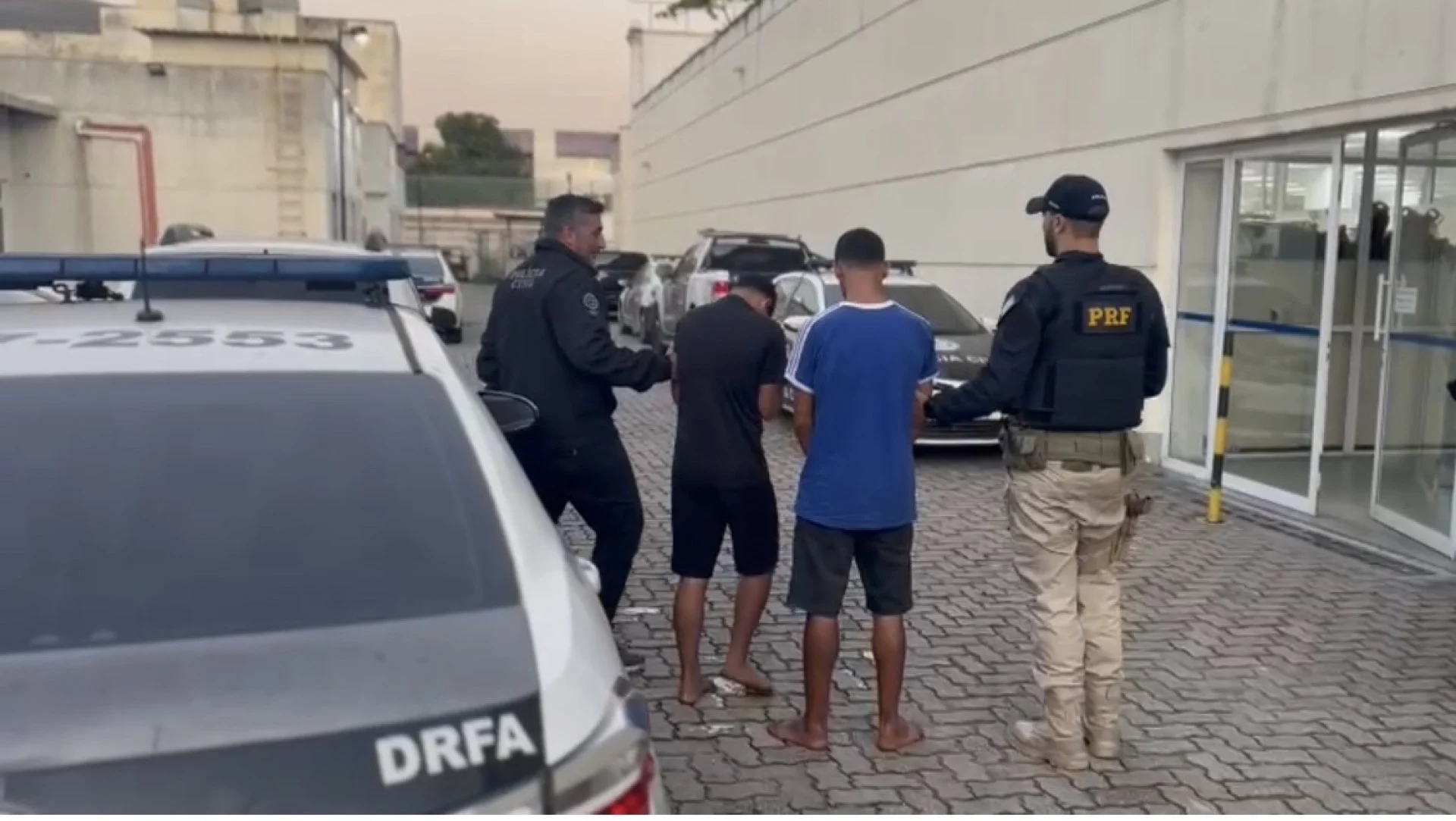 Menina de 7 anos quase é atingida por tiro durante perseguição policial