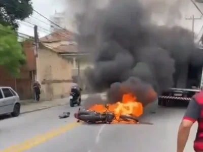 Moto pega fogo em acidente na Zona Sul de Niterói
