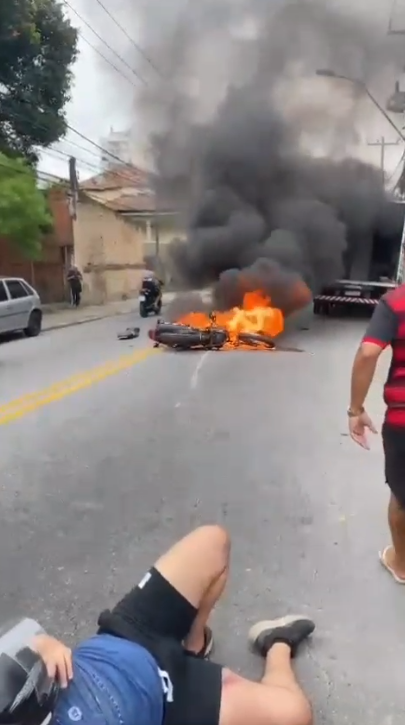 Moto pega fogo em acidente na Zona Sul de Niterói