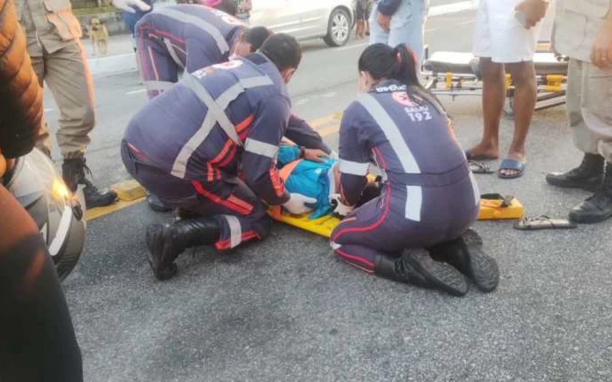 Motociclista bate em viatura da PM e fica ferido em Maricá