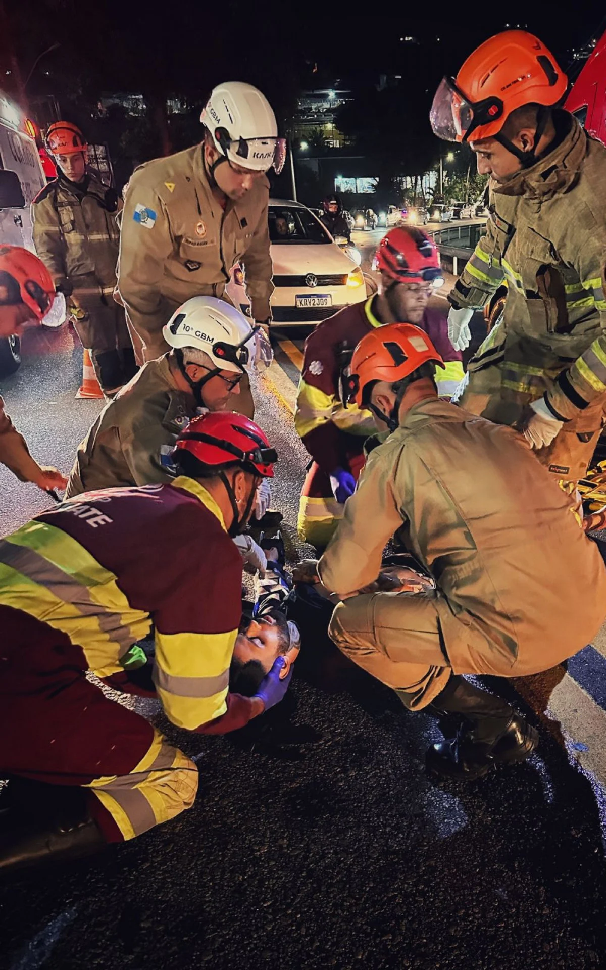 Motociclista colide com carro na Rio-Santos