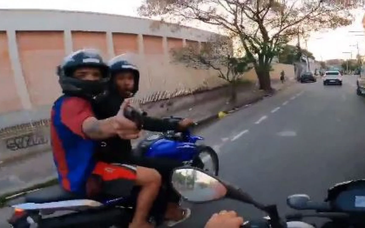 Motociclista é vítima de assalto com criminosos armados na Zona Norte
