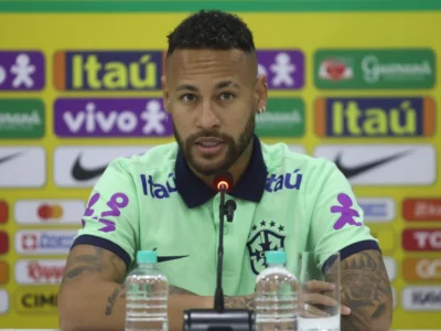 Neymar diz que está com cabeça e corpo no lugar e exalta Diniz