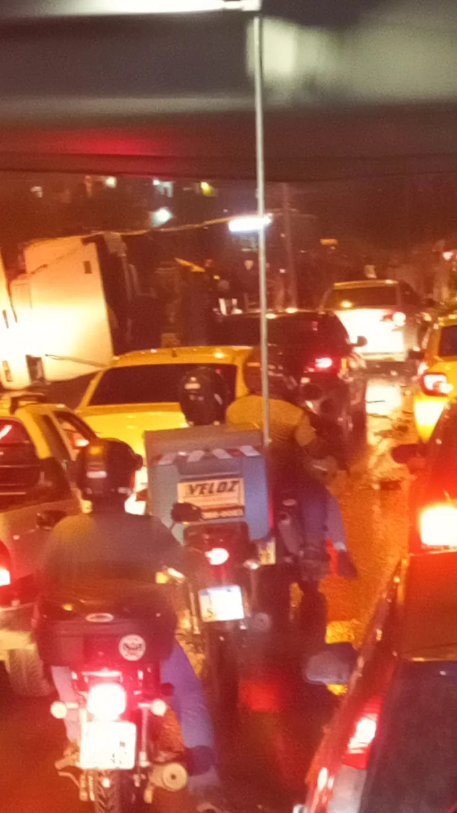 Niterói: Grave acidente com caminhão fecha RJ-104 e para Alameda