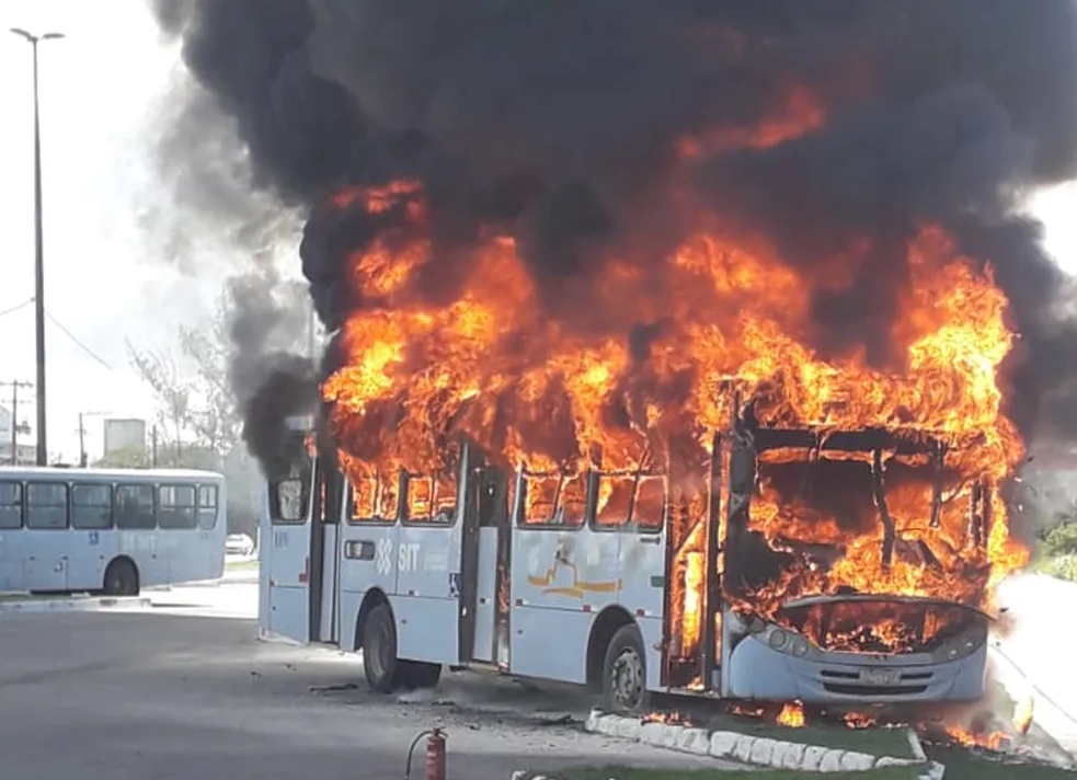 Ônibus pega fogo em Macaé, mas não há feridos