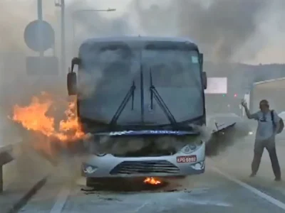 Ônibus pega fogo na Ponte Rio-Niterói