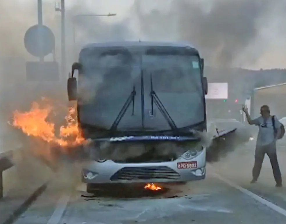 Ônibus pega fogo na Ponte Rio-Niterói