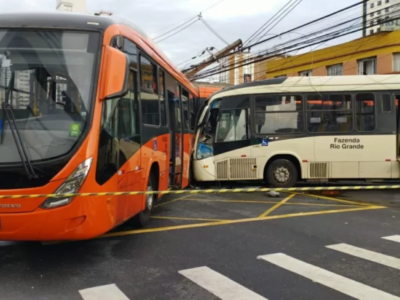 Ônibus se chocam em Curitiba e deixam 45 feridos