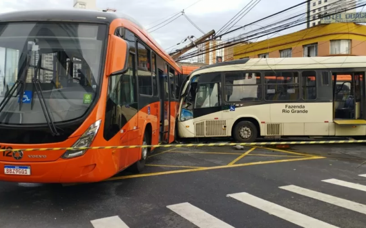 Ônibus se chocam em Curitiba e deixam 45 feridos