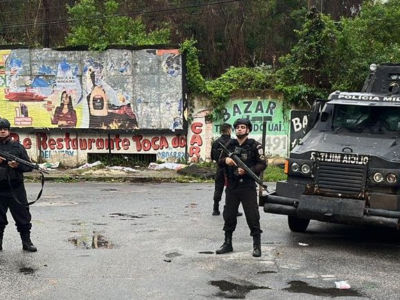 PM encara milicianos com "caveirão" no Rio